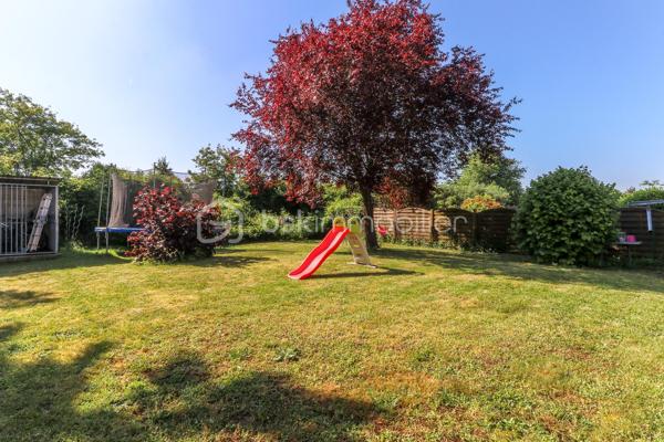 Situé sur la commune recherchée de La Ferté-Alais, découvrez ce pavillon de 93 m² offrant un cadre de vie agréable, idéal pour une famille à la recherche de calme tout en restant proche des commodités.

✨ Au rez-de-chaussée :

* Belle pièce de vie lumineuse de 30 m² comprenant séjour et salle à manger
* Cuisine ouverte moderne avec verrière, apportant charme et convivialité
* Salle de bain de 4,5 m²
* WC indépendant
* Accès direct au garage via un sas fonctionnel

🛌 À l’étage :

* 3 chambres confortables de 10 à 13 m²

🌿 Les extérieurs :

* Terrain d’environ 500 m²
* Terrasse en dalle composite idéale pour les beaux jours
* Possibilité de stationner au moins 3 véhicules
* Plusieurs cabanons offrant de nombreux espaces de rangement

📍 Emplacement :

Situé dans un environnement résidentiel calme, ce pavillon bénéficie d’une localisation pratique :

* Centre-ville de La Ferté-Alais à environ 10 minutes
* Commerces et écoles à proximité
* Gare RER D accessible rapidement
* Accès A6 à environ 15 minutes en voiture

⸻

🔹 Les + du bien :

* Maison fonctionnelle et familiale
* Belle capacité de stationnement
* Extérieur agréable et exploitable
* Secteur recherché
* Bonne accessibilité routière et transports

📞 Contactez-moi pour organiser une visite et découvrir le potentiel de cette maison.
