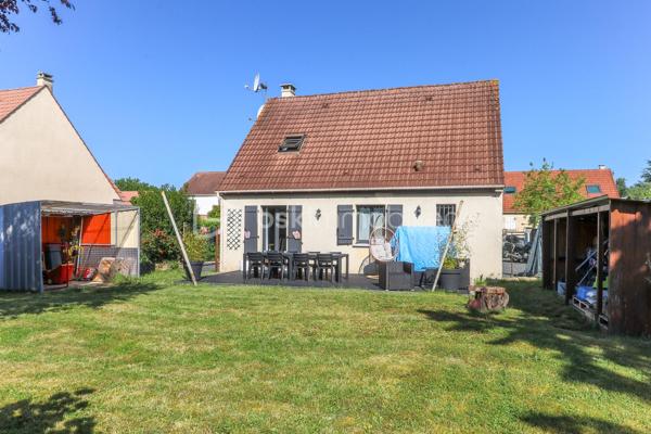 Situé sur la commune recherchée de La Ferté-Alais, découvrez ce pavillon de 93 m² offrant un cadre de vie agréable, idéal pour une famille à la recherche de calme tout en restant proche des commodités.

✨ Au rez-de-chaussée :

* Belle pièce de vie lumineuse de 30 m² comprenant séjour et salle à manger
* Cuisine ouverte moderne avec verrière, apportant charme et convivialité
* Salle de bain de 4,5 m²
* WC indépendant
* Accès direct au garage via un sas fonctionnel

🛌 À l’étage :

* 3 chambres confortables de 10 à 13 m²

🌿 Les extérieurs :

* Terrain d’environ 500 m²
* Terrasse en dalle composite idéale pour les beaux jours
* Possibilité de stationner au moins 3 véhicules
* Plusieurs cabanons offrant de nombreux espaces de rangement

📍 Emplacement :

Situé dans un environnement résidentiel calme, ce pavillon bénéficie d’une localisation pratique :

* Centre-ville de La Ferté-Alais à environ 10 minutes
* Commerces et écoles à proximité
* Gare RER D accessible rapidement
* Accès A6 à environ 15 minutes en voiture

⸻

🔹 Les + du bien :

* Maison fonctionnelle et familiale
* Belle capacité de stationnement
* Extérieur agréable et exploitable
* Secteur recherché
* Bonne accessibilité routière et transports

📞 Contactez-moi pour organiser une visite et découvrir le potentiel de cette maison.