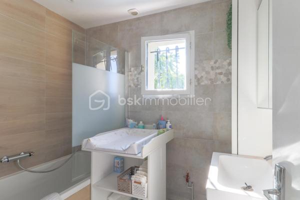 Situé sur la commune recherchée de La Ferté-Alais, découvrez ce pavillon de 93 m² offrant un cadre de vie agréable, idéal pour une famille à la recherche de calme tout en restant proche des commodités.

✨ Au rez-de-chaussée :

* Belle pièce de vie lumineuse de 30 m² comprenant séjour et salle à manger
* Cuisine ouverte moderne avec verrière, apportant charme et convivialité
* Salle de bain de 4,5 m²
* WC indépendant
* Accès direct au garage via un sas fonctionnel

🛌 À l’étage :

* 3 chambres confortables de 10 à 13 m²

🌿 Les extérieurs :

* Terrain d’environ 500 m²
* Terrasse en dalle composite idéale pour les beaux jours
* Possibilité de stationner au moins 3 véhicules
* Plusieurs cabanons offrant de nombreux espaces de rangement

📍 Emplacement :

Situé dans un environnement résidentiel calme, ce pavillon bénéficie d’une localisation pratique :

* Centre-ville de La Ferté-Alais à environ 10 minutes
* Commerces et écoles à proximité
* Gare RER D accessible rapidement
* Accès A6 à environ 15 minutes en voiture

⸻

🔹 Les + du bien :

* Maison fonctionnelle et familiale
* Belle capacité de stationnement
* Extérieur agréable et exploitable
* Secteur recherché
* Bonne accessibilité routière et transports

📞 Contactez-moi pour organiser une visite et découvrir le potentiel de cette maison.
