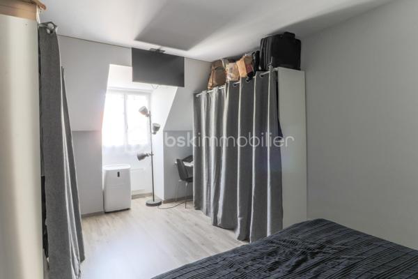 Situé sur la commune recherchée de La Ferté-Alais, découvrez ce pavillon de 93 m² offrant un cadre de vie agréable, idéal pour une famille à la recherche de calme tout en restant proche des commodités.

✨ Au rez-de-chaussée :

* Belle pièce de vie lumineuse de 30 m² comprenant séjour et salle à manger
* Cuisine ouverte moderne avec verrière, apportant charme et convivialité
* Salle de bain de 4,5 m²
* WC indépendant
* Accès direct au garage via un sas fonctionnel

🛌 À l’étage :

* 3 chambres confortables de 10 à 13 m²

🌿 Les extérieurs :

* Terrain d’environ 500 m²
* Terrasse en dalle composite idéale pour les beaux jours
* Possibilité de stationner au moins 3 véhicules
* Plusieurs cabanons offrant de nombreux espaces de rangement

📍 Emplacement :

Situé dans un environnement résidentiel calme, ce pavillon bénéficie d’une localisation pratique :

* Centre-ville de La Ferté-Alais à environ 10 minutes
* Commerces et écoles à proximité
* Gare RER D accessible rapidement
* Accès A6 à environ 15 minutes en voiture

⸻

🔹 Les + du bien :

* Maison fonctionnelle et familiale
* Belle capacité de stationnement
* Extérieur agréable et exploitable
* Secteur recherché
* Bonne accessibilité routière et transports

📞 Contactez-moi pour organiser une visite et découvrir le potentiel de cette maison.