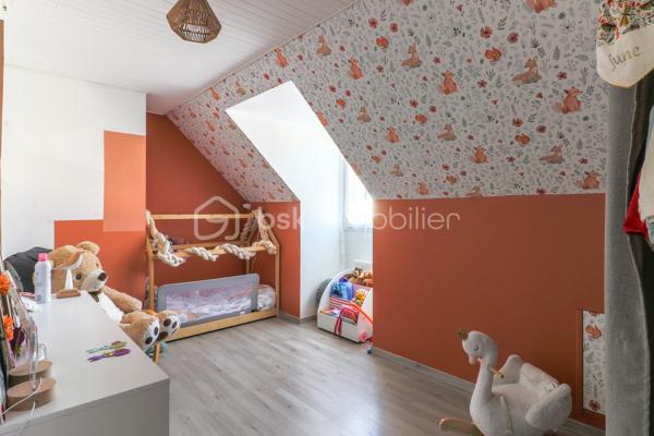 Situé sur la commune recherchée de La Ferté-Alais, découvrez ce pavillon de 93 m² offrant un cadre de vie agréable, idéal pour une famille à la recherche de calme tout en restant proche des commodités.

✨ Au rez-de-chaussée :

* Belle pièce de vie lumineuse de 30 m² comprenant séjour et salle à manger
* Cuisine ouverte moderne avec verrière, apportant charme et convivialité
* Salle de bain de 4,5 m²
* WC indépendant
* Accès direct au garage via un sas fonctionnel

🛌 À l’étage :

* 3 chambres confortables de 10 à 13 m²

🌿 Les extérieurs :

* Terrain d’environ 500 m²
* Terrasse en dalle composite idéale pour les beaux jours
* Possibilité de stationner au moins 3 véhicules
* Plusieurs cabanons offrant de nombreux espaces de rangement

📍 Emplacement :

Situé dans un environnement résidentiel calme, ce pavillon bénéficie d’une localisation pratique :

* Centre-ville de La Ferté-Alais à environ 10 minutes
* Commerces et écoles à proximité
* Gare RER D accessible rapidement
* Accès A6 à environ 15 minutes en voiture

⸻

🔹 Les + du bien :

* Maison fonctionnelle et familiale
* Belle capacité de stationnement
* Extérieur agréable et exploitable
* Secteur recherché
* Bonne accessibilité routière et transports

📞 Contactez-moi pour organiser une visite et découvrir le potentiel de cette maison.
