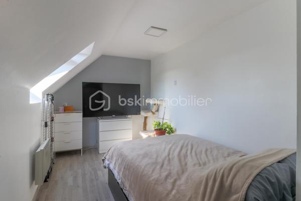 Situé sur la commune recherchée de La Ferté-Alais, découvrez ce pavillon de 93 m² offrant un cadre de vie agréable, idéal pour une famille à la recherche de calme tout en restant proche des commodités.

✨ Au rez-de-chaussée :

* Belle pièce de vie lumineuse de 30 m² comprenant séjour et salle à manger
* Cuisine ouverte moderne avec verrière, apportant charme et convivialité
* Salle de bain de 4,5 m²
* WC indépendant
* Accès direct au garage via un sas fonctionnel

🛌 À l’étage :

* 3 chambres confortables de 10 à 13 m²

🌿 Les extérieurs :

* Terrain d’environ 500 m²
* Terrasse en dalle composite idéale pour les beaux jours
* Possibilité de stationner au moins 3 véhicules
* Plusieurs cabanons offrant de nombreux espaces de rangement

📍 Emplacement :

Situé dans un environnement résidentiel calme, ce pavillon bénéficie d’une localisation pratique :

* Centre-ville de La Ferté-Alais à environ 10 minutes
* Commerces et écoles à proximité
* Gare RER D accessible rapidement
* Accès A6 à environ 15 minutes en voiture

⸻

🔹 Les + du bien :

* Maison fonctionnelle et familiale
* Belle capacité de stationnement
* Extérieur agréable et exploitable
* Secteur recherché
* Bonne accessibilité routière et transports

📞 Contactez-moi pour organiser une visite et découvrir le potentiel de cette maison.