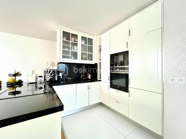 Découvrez cet appartement spacieux de 76 m² idéalement situé au 5e étage d'un immeuble de 9 étages construit en 2015. Profitez d'un cadre de vie dynamique à proximité des commodités, avec un agréable balcon pour se détendre.

Cet appartement de 5 pièces vous séduira par son agencement fonctionnel. Lumineux et chaleureux, il offre un espace de vie adapté à vos besoins. La résidence comprend 2 lots, avec un parking inclus. Charges annuelles de copropriété : 2280€. Une opportunité à ne pas manquer pour un confort urbain optimal.