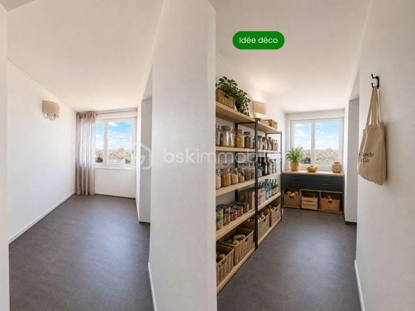 Découvrez cet appartement spacieux de 76 m² idéalement situé au 5e étage d'un immeuble de 9 étages construit en 2015. Profitez d'un cadre de vie dynamique à proximité des commodités, avec un agréable balcon pour se détendre.

Cet appartement de 5 pièces vous séduira par son agencement fonctionnel. Lumineux et chaleureux, il offre un espace de vie adapté à vos besoins. La résidence comprend 2 lots, avec un parking inclus. Charges annuelles de copropriété : 2280€. Une opportunité à ne pas manquer pour un confort urbain optimal.