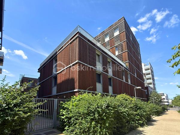 Découvrez cet appartement spacieux de 76 m² idéalement situé au 5e étage d'un immeuble de 9 étages construit en 2015. Profitez d'un cadre de vie dynamique à proximité des commodités, avec un agréable balcon pour se détendre.

Cet appartement de 5 pièces vous séduira par son agencement fonctionnel. Lumineux et chaleureux, il offre un espace de vie adapté à vos besoins. La résidence comprend 2 lots, avec un parking inclus. Charges annuelles de copropriété : 2280€. Une opportunité à ne pas manquer pour un confort urbain optimal.