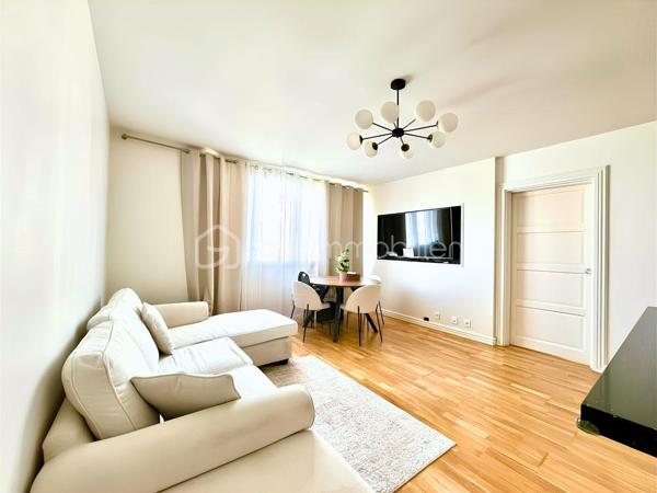 Découvrez cet appartement spacieux de 76 m² idéalement situé au 5e étage d'un immeuble de 9 étages construit en 2015. Profitez d'un cadre de vie dynamique à proximité des commodités, avec un agréable balcon pour se détendre.

Cet appartement de 5 pièces vous séduira par son agencement fonctionnel. Lumineux et chaleureux, il offre un espace de vie adapté à vos besoins. La résidence comprend 2 lots, avec un parking inclus. Charges annuelles de copropriété : 2280€. Une opportunité à ne pas manquer pour un confort urbain optimal.
