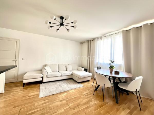 Découvrez cet appartement spacieux de 76 m² idéalement situé au 5e étage d'un immeuble de 9 étages construit en 2015. Profitez d'un cadre de vie dynamique à proximité des commodités, avec un agréable balcon pour se détendre.

Cet appartement de 5 pièces vous séduira par son agencement fonctionnel. Lumineux et chaleureux, il offre un espace de vie adapté à vos besoins. La résidence comprend 2 lots, avec un parking inclus. Charges annuelles de copropriété : 2280€. Une opportunité à ne pas manquer pour un confort urbain optimal.
