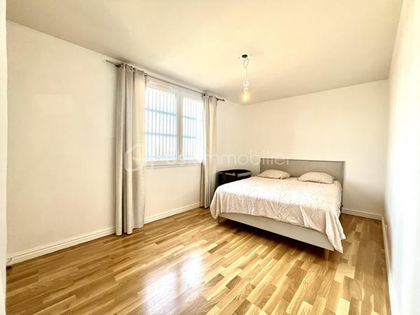 Découvrez cet appartement spacieux de 76 m² idéalement situé au 5e étage d'un immeuble de 9 étages construit en 2015. Profitez d'un cadre de vie dynamique à proximité des commodités, avec un agréable balcon pour se détendre.

Cet appartement de 5 pièces vous séduira par son agencement fonctionnel. Lumineux et chaleureux, il offre un espace de vie adapté à vos besoins. La résidence comprend 2 lots, avec un parking inclus. Charges annuelles de copropriété : 2280€. Une opportunité à ne pas manquer pour un confort urbain optimal.