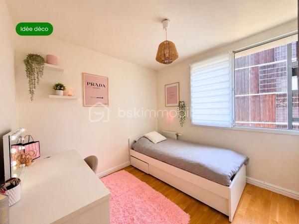 Découvrez cet appartement spacieux de 76 m² idéalement situé au 5e étage d'un immeuble de 9 étages construit en 2015. Profitez d'un cadre de vie dynamique à proximité des commodités, avec un agréable balcon pour se détendre.

Cet appartement de 5 pièces vous séduira par son agencement fonctionnel. Lumineux et chaleureux, il offre un espace de vie adapté à vos besoins. La résidence comprend 2 lots, avec un parking inclus. Charges annuelles de copropriété : 2280€. Une opportunité à ne pas manquer pour un confort urbain optimal.