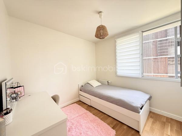 Découvrez cet appartement spacieux de 76 m² idéalement situé au 5e étage d'un immeuble de 9 étages construit en 2015. Profitez d'un cadre de vie dynamique à proximité des commodités, avec un agréable balcon pour se détendre.

Cet appartement de 5 pièces vous séduira par son agencement fonctionnel. Lumineux et chaleureux, il offre un espace de vie adapté à vos besoins. La résidence comprend 2 lots, avec un parking inclus. Charges annuelles de copropriété : 2280€. Une opportunité à ne pas manquer pour un confort urbain optimal.