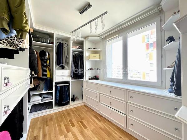Découvrez cet appartement spacieux de 76 m² idéalement situé au 5e étage d'un immeuble de 9 étages construit en 2015. Profitez d'un cadre de vie dynamique à proximité des commodités, avec un agréable balcon pour se détendre.

Cet appartement de 5 pièces vous séduira par son agencement fonctionnel. Lumineux et chaleureux, il offre un espace de vie adapté à vos besoins. La résidence comprend 2 lots, avec un parking inclus. Charges annuelles de copropriété : 2280€. Une opportunité à ne pas manquer pour un confort urbain optimal.