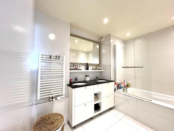 Découvrez cet appartement spacieux de 76 m² idéalement situé au 5e étage d'un immeuble de 9 étages construit en 2015. Profitez d'un cadre de vie dynamique à proximité des commodités, avec un agréable balcon pour se détendre.

Cet appartement de 5 pièces vous séduira par son agencement fonctionnel. Lumineux et chaleureux, il offre un espace de vie adapté à vos besoins. La résidence comprend 2 lots, avec un parking inclus. Charges annuelles de copropriété : 2280€. Une opportunité à ne pas manquer pour un confort urbain optimal.
