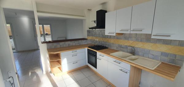 A vendre à Tours maison récente construite en 2005, quatre chambres, deux salles de bains.