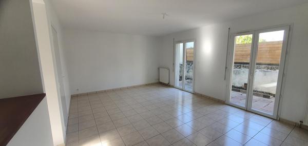 A vendre à Tours maison récente construite en 2005, quatre chambres, deux salles de bains.