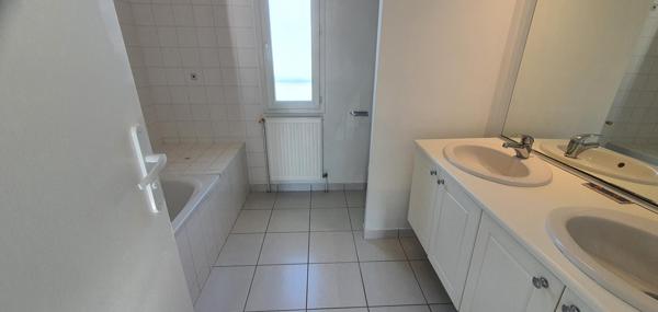 A vendre à Tours maison récente construite en 2005, quatre chambres, deux salles de bains.