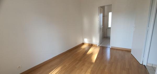 A vendre à Tours maison récente construite en 2005, quatre chambres, deux salles de bains.