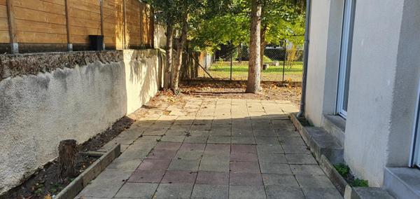 A vendre à Tours maison récente construite en 2005, quatre chambres, deux salles de bains.