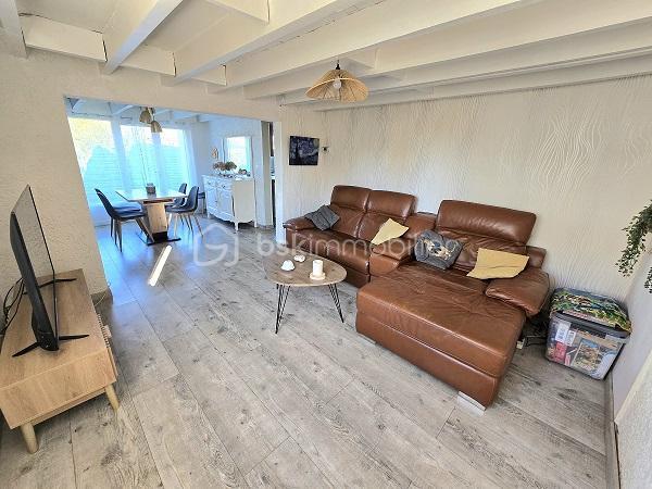 Située à 20 mn de COUTRAS, 35 mn de LIBOURNE et 50 mn de la rocade de BORDEAUX, cette maison de 120 m2, sur un terrain clôturé et arboré de 828 m2, vous séduira par ses prestations, son environnement calme, à 5 mn des commodités et des commerces. Elle est composée d'une cuisine équipée, d'un salon, d'un séjour, de 4 chambres, 2 salles d'eau, 2 WC, d'un bureau et d'un cellier. Une loggia, un garage de 38 m2 et une piscine (8X4m) chauffée avec une pompe à chaleur complètent ces prestations. Assainissement tout à l'égout. Chauffage gaz de ville. Isolation sous toiture refaite en 12/2023. Taxe foncière : 1 273 €. A voir absolument !!!