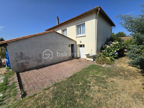 Située à 20 mn de COUTRAS, 35 mn de LIBOURNE et 50 mn de la rocade de BORDEAUX, cette maison de 120 m2, sur un terrain clôturé et arboré de 828 m2, vous séduira par ses prestations, son environnement calme, à 5 mn des commodités et des commerces. Elle est composée d'une cuisine équipée, d'un salon, d'un séjour, de 4 chambres, 2 salles d'eau, 2 WC, d'un bureau et d'un cellier. Une loggia, un garage de 38 m2 et une piscine (8X4m) chauffée avec une pompe à chaleur complètent ces prestations. Assainissement tout à l'égout. Chauffage gaz de ville. Isolation sous toiture refaite en 12/2023. Taxe foncière : 1 273 €. A voir absolument !!!