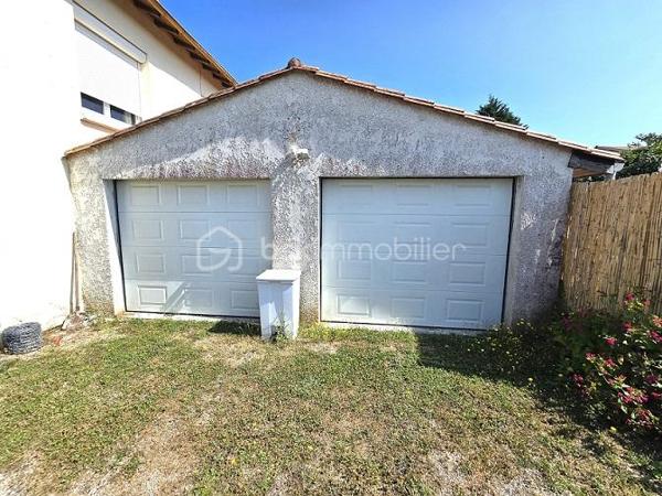 Située à 20 mn de COUTRAS, 35 mn de LIBOURNE et 50 mn de la rocade de BORDEAUX, cette maison de 120 m2, sur un terrain clôturé et arboré de 828 m2, vous séduira par ses prestations, son environnement calme, à 5 mn des commodités et des commerces. Elle est composée d'une cuisine équipée, d'un salon, d'un séjour, de 4 chambres, 2 salles d'eau, 2 WC, d'un bureau et d'un cellier. Une loggia, un garage de 38 m2 et une piscine (8X4m) chauffée avec une pompe à chaleur complètent ces prestations. Assainissement tout à l'égout. Chauffage gaz de ville. Isolation sous toiture refaite en 12/2023. Taxe foncière : 1 273 €. A voir absolument !!!