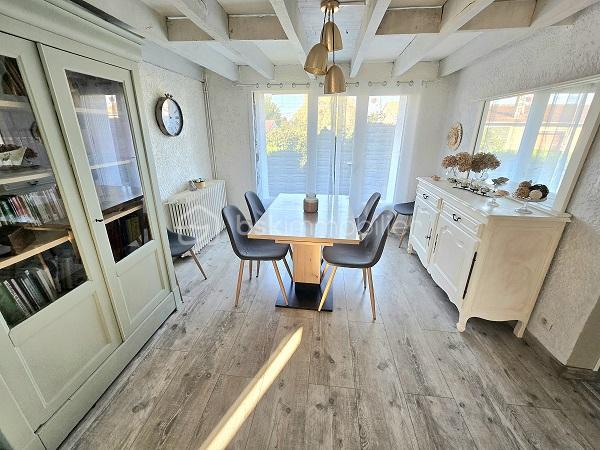 Située à 20 mn de COUTRAS, 35 mn de LIBOURNE et 50 mn de la rocade de BORDEAUX, cette maison de 120 m2, sur un terrain clôturé et arboré de 828 m2, vous séduira par ses prestations, son environnement calme, à 5 mn des commodités et des commerces. Elle est composée d'une cuisine équipée, d'un salon, d'un séjour, de 4 chambres, 2 salles d'eau, 2 WC, d'un bureau et d'un cellier. Une loggia, un garage de 38 m2 et une piscine (8X4m) chauffée avec une pompe à chaleur complètent ces prestations. Assainissement tout à l'égout. Chauffage gaz de ville. Isolation sous toiture refaite en 12/2023. Taxe foncière : 1 273 €. A voir absolument !!!