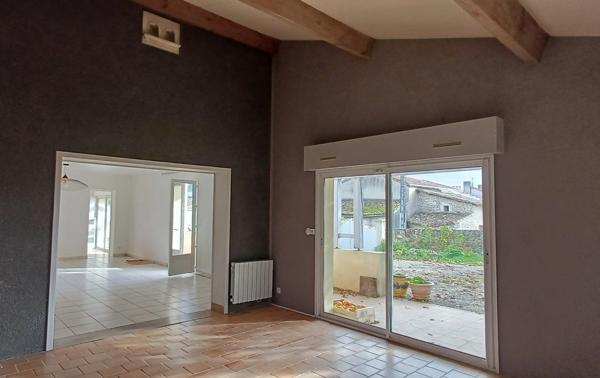 Maison à vendre 5 pièces, terrain d'env 1900 m2, 2 garages ROULLET SAINT ESTEPHE (16)