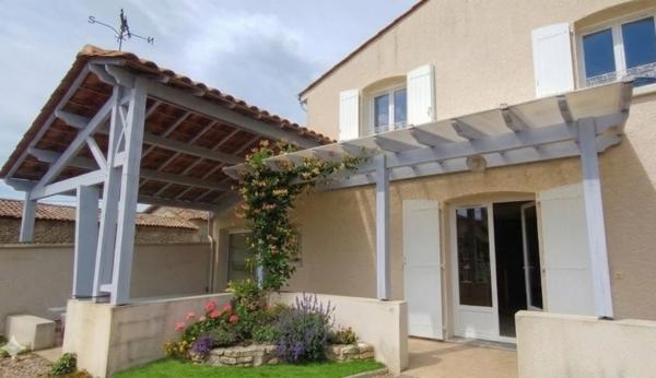 Maison à vendre 5 pièces, terrain d'env 1900 m2, 2 garages ROULLET SAINT ESTEPHE (16)