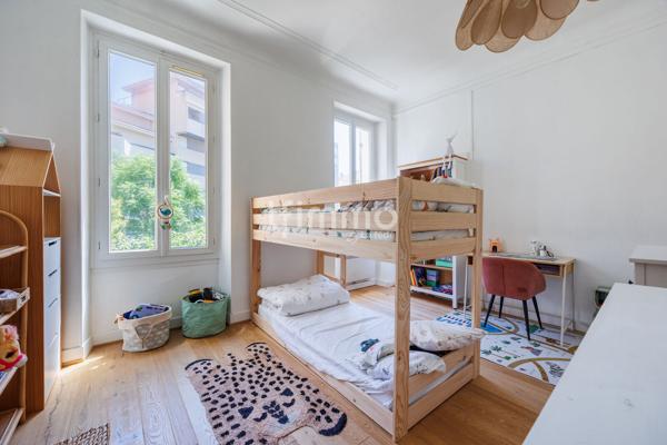Vauban 13006/ Appartement traversant rénové