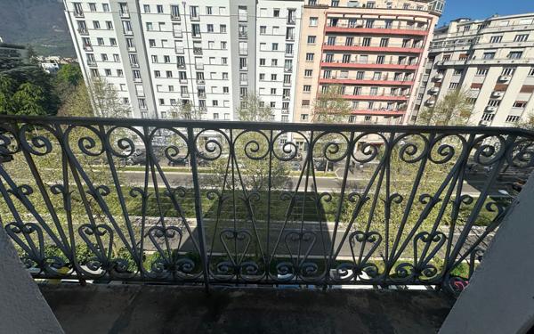 Appartement à vendre    2 pièces • 49 m2 Grenoble