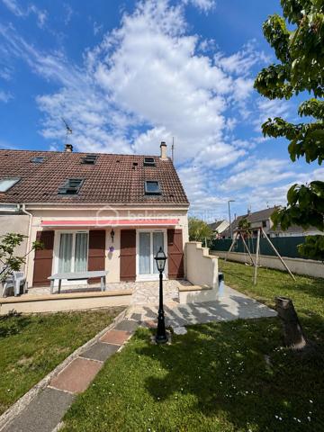Venez découvrir cette maison familiale sans travaux d’environ 96 m², développant plus de 111 m² au sol, édifiée sur une parcelle de 329 m², offrant de beaux volumes répartis sur trois niveaux, un garage indépendant et une excellente configuration pour accueillir toute la famille.
La maison est située dans un quartier résidentiel très calme (allée), à proximité immédiate des écoles et commerces 

Au rez-de-chaussée
-Une entrée 
-Un salon séjour traversant lumineux avec accès à la terrasse
-Une cuisine indépendante avec accès à la terrasse également 
-Un WC et un rangement/buanderie équipé d’une pompe à chaleur comme neuve

Au premier étage
-2 chambres
- 1 bureau, idéal pour le télétravail, une chambre d’enfant ou une chambre d’appoint
-1 salle d’eau
-1 dressing
-Un dégagement desservant l’ensemble

Au dernier niveau
-2 chambres supplémentaires 

Au total, la maison dispose donc de 4 véritables chambres + un bureau, pouvant répondre à de nombreux projets familiaux.

À l’extérieur
La maison bénéficie d’un terrain de 329 m², offrant un agréable espace extérieur autour de la maison, et un garage fermé complète le bien.

Côté confort et performances énergétiques
Les + de cette maison :
-4 chambres + bureau
-Plus de 110 m2 au sol
-Belle parcelle de 329 m² bien entretenue
-Garage indépendant
-Pompe à chaleur air/eau de 2021 
-Excellent DPE B/GES A
-Pas d’anomalie gaz/Pas d’amiante/Pas de plomb
-Construction sur vide sanitaire 

Une maison familiale offrant de nombreux espaces et une configuration particulièrement fonctionnelle, tout en bénéficiant d’une bonne performance énergétique, un véritable avantage sur le marché actuel.