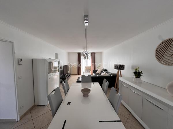 Venez découvrir cette maison familiale sans travaux d’environ 96 m², développant plus de 111 m² au sol, édifiée sur une parcelle de 329 m², offrant de beaux volumes répartis sur trois niveaux, un garage indépendant et une excellente configuration pour accueillir toute la famille.
La maison est située dans un quartier résidentiel très calme (allée), à proximité immédiate des écoles et commerces 

Au rez-de-chaussée
-Une entrée 
-Un salon séjour traversant lumineux avec accès à la terrasse
-Une cuisine indépendante avec accès à la terrasse également 
-Un WC et un rangement/buanderie équipé d’une pompe à chaleur comme neuve

Au premier étage
-2 chambres
- 1 bureau, idéal pour le télétravail, une chambre d’enfant ou une chambre d’appoint
-1 salle d’eau
-1 dressing
-Un dégagement desservant l’ensemble

Au dernier niveau
-2 chambres supplémentaires 

Au total, la maison dispose donc de 4 véritables chambres + un bureau, pouvant répondre à de nombreux projets familiaux.

À l’extérieur
La maison bénéficie d’un terrain de 329 m², offrant un agréable espace extérieur autour de la maison, et un garage fermé complète le bien.

Côté confort et performances énergétiques
Les + de cette maison :
-4 chambres + bureau
-Plus de 110 m2 au sol
-Belle parcelle de 329 m² bien entretenue
-Garage indépendant
-Pompe à chaleur air/eau de 2021 
-Excellent DPE B/GES A
-Pas d’anomalie gaz/Pas d’amiante/Pas de plomb
-Construction sur vide sanitaire 

Une maison familiale offrant de nombreux espaces et une configuration particulièrement fonctionnelle, tout en bénéficiant d’une bonne performance énergétique, un véritable avantage sur le marché actuel.