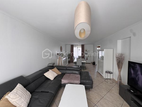 Venez découvrir cette maison familiale sans travaux d’environ 96 m², développant plus de 111 m² au sol, édifiée sur une parcelle de 329 m², offrant de beaux volumes répartis sur trois niveaux, un garage indépendant et une excellente configuration pour accueillir toute la famille.
La maison est située dans un quartier résidentiel très calme (allée), à proximité immédiate des écoles et commerces 

Au rez-de-chaussée
-Une entrée 
-Un salon séjour traversant lumineux avec accès à la terrasse
-Une cuisine indépendante avec accès à la terrasse également 
-Un WC et un rangement/buanderie équipé d’une pompe à chaleur comme neuve

Au premier étage
-2 chambres
- 1 bureau, idéal pour le télétravail, une chambre d’enfant ou une chambre d’appoint
-1 salle d’eau
-1 dressing
-Un dégagement desservant l’ensemble

Au dernier niveau
-2 chambres supplémentaires 

Au total, la maison dispose donc de 4 véritables chambres + un bureau, pouvant répondre à de nombreux projets familiaux.

À l’extérieur
La maison bénéficie d’un terrain de 329 m², offrant un agréable espace extérieur autour de la maison, et un garage fermé complète le bien.

Côté confort et performances énergétiques
Les + de cette maison :
-4 chambres + bureau
-Plus de 110 m2 au sol
-Belle parcelle de 329 m² bien entretenue
-Garage indépendant
-Pompe à chaleur air/eau de 2021 
-Excellent DPE B/GES A
-Pas d’anomalie gaz/Pas d’amiante/Pas de plomb
-Construction sur vide sanitaire 

Une maison familiale offrant de nombreux espaces et une configuration particulièrement fonctionnelle, tout en bénéficiant d’une bonne performance énergétique, un véritable avantage sur le marché actuel.