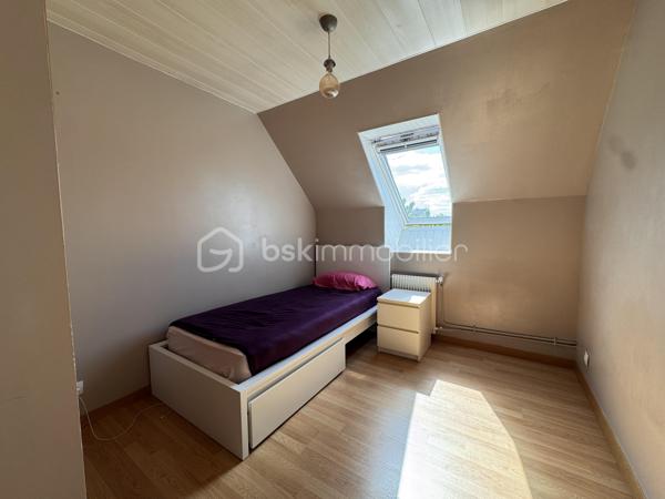 Venez découvrir cette maison familiale sans travaux d’environ 96 m², développant plus de 111 m² au sol, édifiée sur une parcelle de 329 m², offrant de beaux volumes répartis sur trois niveaux, un garage indépendant et une excellente configuration pour accueillir toute la famille.
La maison est située dans un quartier résidentiel très calme (allée), à proximité immédiate des écoles et commerces 

Au rez-de-chaussée
-Une entrée 
-Un salon séjour traversant lumineux avec accès à la terrasse
-Une cuisine indépendante avec accès à la terrasse également 
-Un WC et un rangement/buanderie équipé d’une pompe à chaleur comme neuve

Au premier étage
-2 chambres
- 1 bureau, idéal pour le télétravail, une chambre d’enfant ou une chambre d’appoint
-1 salle d’eau
-1 dressing
-Un dégagement desservant l’ensemble

Au dernier niveau
-2 chambres supplémentaires 

Au total, la maison dispose donc de 4 véritables chambres + un bureau, pouvant répondre à de nombreux projets familiaux.

À l’extérieur
La maison bénéficie d’un terrain de 329 m², offrant un agréable espace extérieur autour de la maison, et un garage fermé complète le bien.

Côté confort et performances énergétiques
Les + de cette maison :
-4 chambres + bureau
-Plus de 110 m2 au sol
-Belle parcelle de 329 m² bien entretenue
-Garage indépendant
-Pompe à chaleur air/eau de 2021 
-Excellent DPE B/GES A
-Pas d’anomalie gaz/Pas d’amiante/Pas de plomb
-Construction sur vide sanitaire 

Une maison familiale offrant de nombreux espaces et une configuration particulièrement fonctionnelle, tout en bénéficiant d’une bonne performance énergétique, un véritable avantage sur le marché actuel.