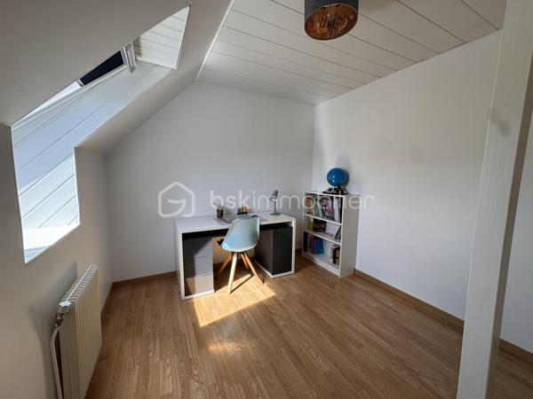 Venez découvrir cette maison familiale sans travaux d’environ 96 m², développant plus de 111 m² au sol, édifiée sur une parcelle de 329 m², offrant de beaux volumes répartis sur trois niveaux, un garage indépendant et une excellente configuration pour accueillir toute la famille.
La maison est située dans un quartier résidentiel très calme (allée), à proximité immédiate des écoles et commerces 

Au rez-de-chaussée
-Une entrée 
-Un salon séjour traversant lumineux avec accès à la terrasse
-Une cuisine indépendante avec accès à la terrasse également 
-Un WC et un rangement/buanderie équipé d’une pompe à chaleur comme neuve

Au premier étage
-2 chambres
- 1 bureau, idéal pour le télétravail, une chambre d’enfant ou une chambre d’appoint
-1 salle d’eau
-1 dressing
-Un dégagement desservant l’ensemble

Au dernier niveau
-2 chambres supplémentaires 

Au total, la maison dispose donc de 4 véritables chambres + un bureau, pouvant répondre à de nombreux projets familiaux.

À l’extérieur
La maison bénéficie d’un terrain de 329 m², offrant un agréable espace extérieur autour de la maison, et un garage fermé complète le bien.

Côté confort et performances énergétiques
Les + de cette maison :
-4 chambres + bureau
-Plus de 110 m2 au sol
-Belle parcelle de 329 m² bien entretenue
-Garage indépendant
-Pompe à chaleur air/eau de 2021 
-Excellent DPE B/GES A
-Pas d’anomalie gaz/Pas d’amiante/Pas de plomb
-Construction sur vide sanitaire 

Une maison familiale offrant de nombreux espaces et une configuration particulièrement fonctionnelle, tout en bénéficiant d’une bonne performance énergétique, un véritable avantage sur le marché actuel.