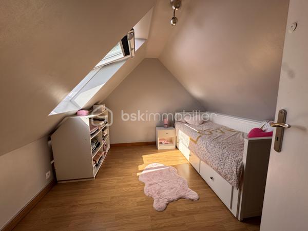 Venez découvrir cette maison familiale sans travaux d’environ 96 m², développant plus de 111 m² au sol, édifiée sur une parcelle de 329 m², offrant de beaux volumes répartis sur trois niveaux, un garage indépendant et une excellente configuration pour accueillir toute la famille.
La maison est située dans un quartier résidentiel très calme (allée), à proximité immédiate des écoles et commerces 

Au rez-de-chaussée
-Une entrée 
-Un salon séjour traversant lumineux avec accès à la terrasse
-Une cuisine indépendante avec accès à la terrasse également 
-Un WC et un rangement/buanderie équipé d’une pompe à chaleur comme neuve

Au premier étage
-2 chambres
- 1 bureau, idéal pour le télétravail, une chambre d’enfant ou une chambre d’appoint
-1 salle d’eau
-1 dressing
-Un dégagement desservant l’ensemble

Au dernier niveau
-2 chambres supplémentaires 

Au total, la maison dispose donc de 4 véritables chambres + un bureau, pouvant répondre à de nombreux projets familiaux.

À l’extérieur
La maison bénéficie d’un terrain de 329 m², offrant un agréable espace extérieur autour de la maison, et un garage fermé complète le bien.

Côté confort et performances énergétiques
Les + de cette maison :
-4 chambres + bureau
-Plus de 110 m2 au sol
-Belle parcelle de 329 m² bien entretenue
-Garage indépendant
-Pompe à chaleur air/eau de 2021 
-Excellent DPE B/GES A
-Pas d’anomalie gaz/Pas d’amiante/Pas de plomb
-Construction sur vide sanitaire 

Une maison familiale offrant de nombreux espaces et une configuration particulièrement fonctionnelle, tout en bénéficiant d’une bonne performance énergétique, un véritable avantage sur le marché actuel.