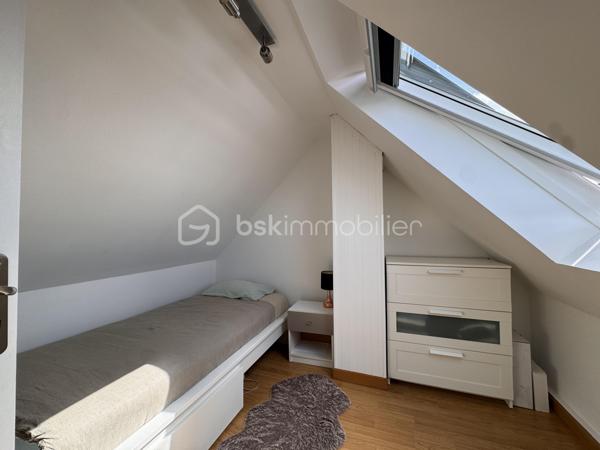 Venez découvrir cette maison familiale sans travaux d’environ 96 m², développant plus de 111 m² au sol, édifiée sur une parcelle de 329 m², offrant de beaux volumes répartis sur trois niveaux, un garage indépendant et une excellente configuration pour accueillir toute la famille.
La maison est située dans un quartier résidentiel très calme (allée), à proximité immédiate des écoles et commerces 

Au rez-de-chaussée
-Une entrée 
-Un salon séjour traversant lumineux avec accès à la terrasse
-Une cuisine indépendante avec accès à la terrasse également 
-Un WC et un rangement/buanderie équipé d’une pompe à chaleur comme neuve

Au premier étage
-2 chambres
- 1 bureau, idéal pour le télétravail, une chambre d’enfant ou une chambre d’appoint
-1 salle d’eau
-1 dressing
-Un dégagement desservant l’ensemble

Au dernier niveau
-2 chambres supplémentaires 

Au total, la maison dispose donc de 4 véritables chambres + un bureau, pouvant répondre à de nombreux projets familiaux.

À l’extérieur
La maison bénéficie d’un terrain de 329 m², offrant un agréable espace extérieur autour de la maison, et un garage fermé complète le bien.

Côté confort et performances énergétiques
Les + de cette maison :
-4 chambres + bureau
-Plus de 110 m2 au sol
-Belle parcelle de 329 m² bien entretenue
-Garage indépendant
-Pompe à chaleur air/eau de 2021 
-Excellent DPE B/GES A
-Pas d’anomalie gaz/Pas d’amiante/Pas de plomb
-Construction sur vide sanitaire 

Une maison familiale offrant de nombreux espaces et une configuration particulièrement fonctionnelle, tout en bénéficiant d’une bonne performance énergétique, un véritable avantage sur le marché actuel.