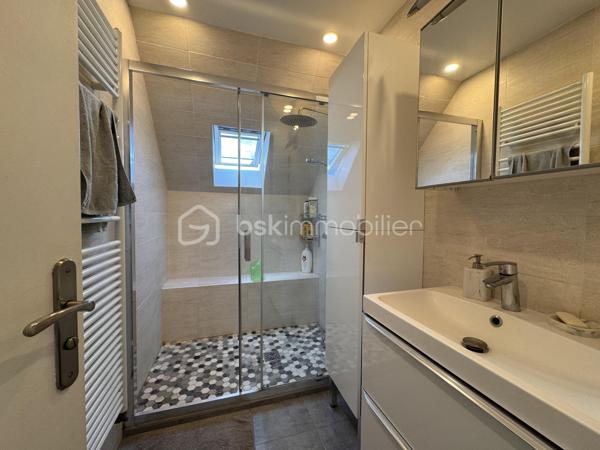 Venez découvrir cette maison familiale sans travaux d’environ 96 m², développant plus de 111 m² au sol, édifiée sur une parcelle de 329 m², offrant de beaux volumes répartis sur trois niveaux, un garage indépendant et une excellente configuration pour accueillir toute la famille.
La maison est située dans un quartier résidentiel très calme (allée), à proximité immédiate des écoles et commerces 

Au rez-de-chaussée
-Une entrée 
-Un salon séjour traversant lumineux avec accès à la terrasse
-Une cuisine indépendante avec accès à la terrasse également 
-Un WC et un rangement/buanderie équipé d’une pompe à chaleur comme neuve

Au premier étage
-2 chambres
- 1 bureau, idéal pour le télétravail, une chambre d’enfant ou une chambre d’appoint
-1 salle d’eau
-1 dressing
-Un dégagement desservant l’ensemble

Au dernier niveau
-2 chambres supplémentaires 

Au total, la maison dispose donc de 4 véritables chambres + un bureau, pouvant répondre à de nombreux projets familiaux.

À l’extérieur
La maison bénéficie d’un terrain de 329 m², offrant un agréable espace extérieur autour de la maison, et un garage fermé complète le bien.

Côté confort et performances énergétiques
Les + de cette maison :
-4 chambres + bureau
-Plus de 110 m2 au sol
-Belle parcelle de 329 m² bien entretenue
-Garage indépendant
-Pompe à chaleur air/eau de 2021 
-Excellent DPE B/GES A
-Pas d’anomalie gaz/Pas d’amiante/Pas de plomb
-Construction sur vide sanitaire 

Une maison familiale offrant de nombreux espaces et une configuration particulièrement fonctionnelle, tout en bénéficiant d’une bonne performance énergétique, un véritable avantage sur le marché actuel.