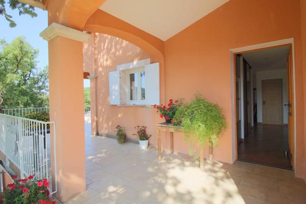 Maison T5+T1, 150m2, garage 34m2, cave 16m2, terrain 925m2.