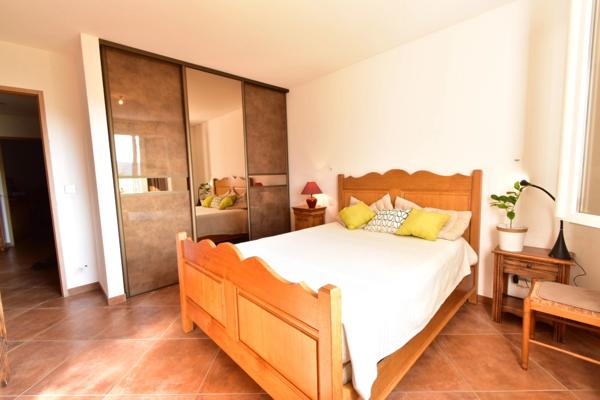 Maison T5+T1, 150m2, garage 34m2, cave 16m2, terrain 925m2.