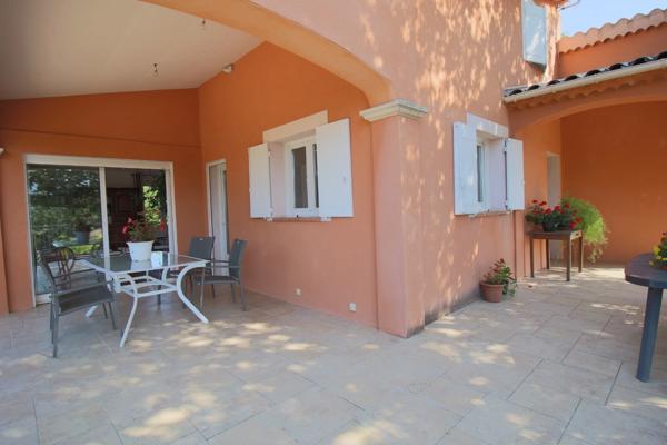 Maison T5+T1, 150m2, garage 34m2, cave 16m2, terrain 925m2.