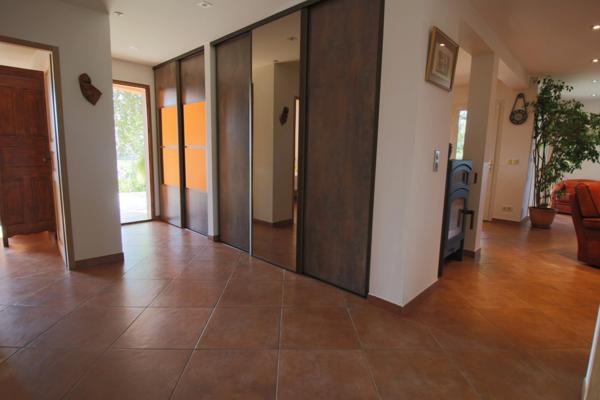 Maison T5+T1, 150m2, garage 34m2, cave 16m2, terrain 925m2.