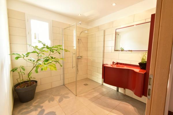 Maison T5+T1, 150m2, garage 34m2, cave 16m2, terrain 925m2.