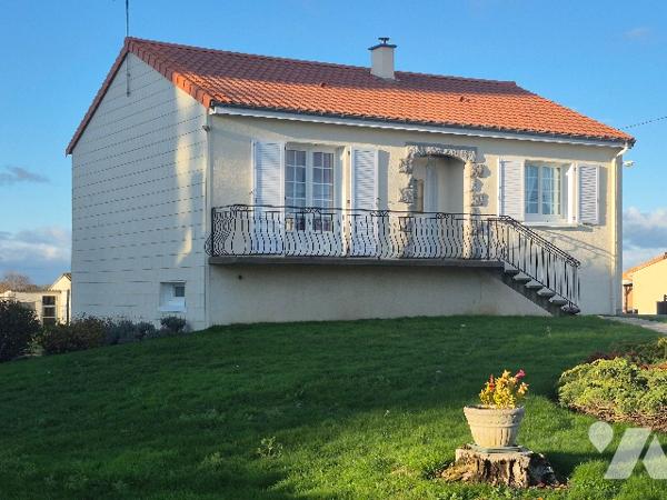 Pavillon sur sous sol avec 3 chambres avec grand terrain.
