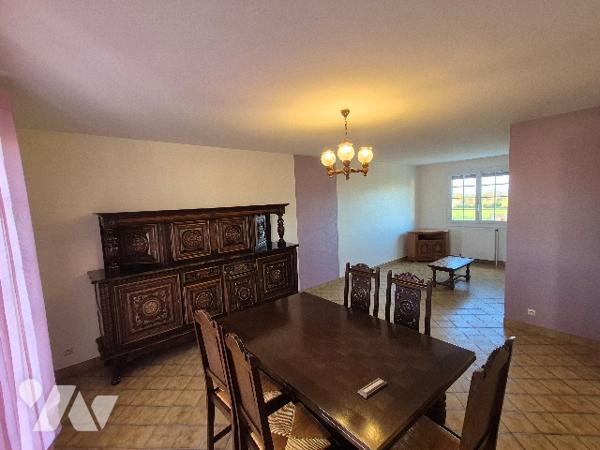 Pavillon sur sous sol avec 3 chambres avec grand terrain.