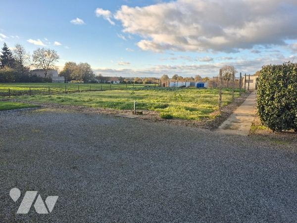 Pavillon sur sous sol avec 3 chambres avec grand terrain.