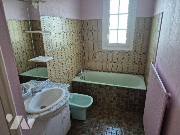 Pavillon sur sous sol avec 3 chambres avec grand terrain.