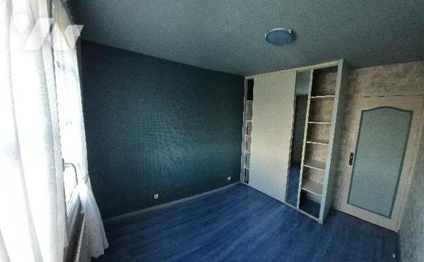 Pavillon sur sous sol avec 3 chambres avec grand terrain.