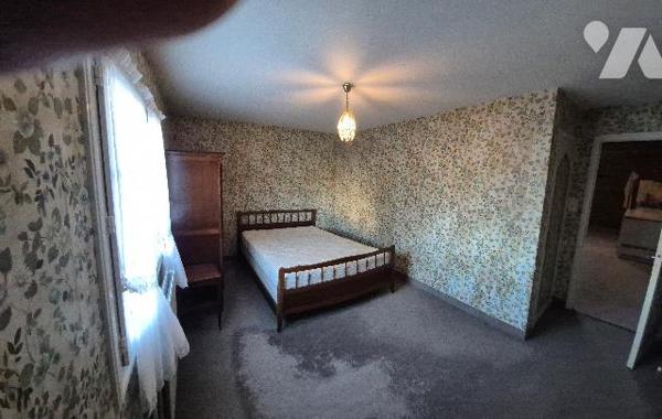 Pavillon sur sous sol avec 3 chambres avec grand terrain.