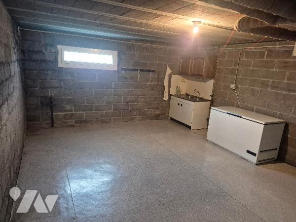 Pavillon sur sous sol avec 3 chambres avec grand terrain.