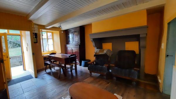 Corps de ferme avec maison d'habitation à  Saint Pierre Roche avec Grange et Dépendances